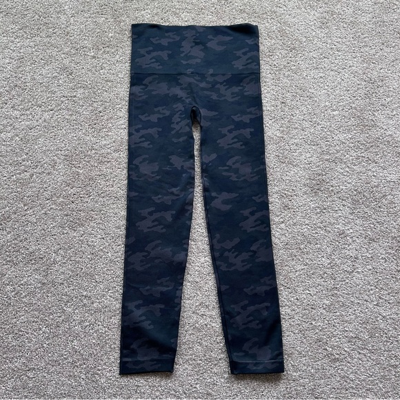 Spanx NWT Look At Me Now Seamless Leggings Black Camo Size Large FL3515 - Picture 9 of 10